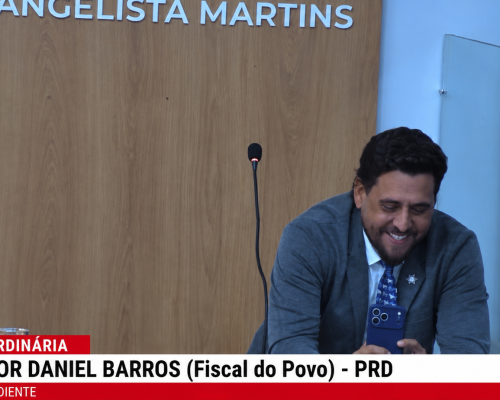 Daniel Barros sorri e grava diante de ataques homofóbicos na Câmara de Caxias