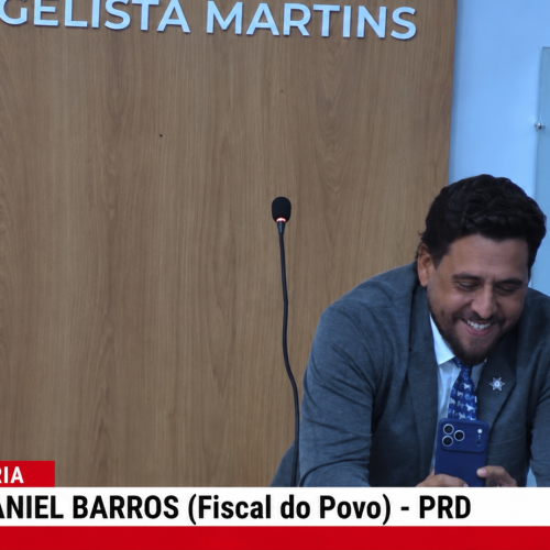 Daniel Barros sorri e grava diante de ataques homofóbicos na Câmara de Caxias