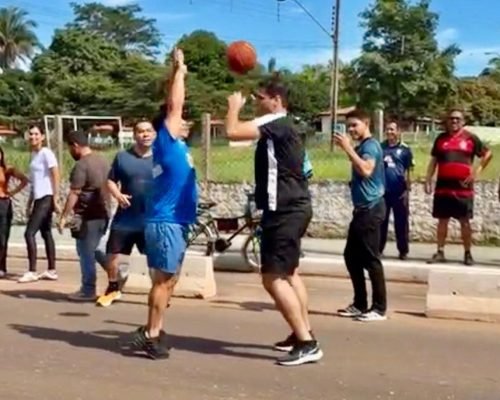 Orleans pausa agenda em Imperatriz para jogar basquete no meio da rua com populares