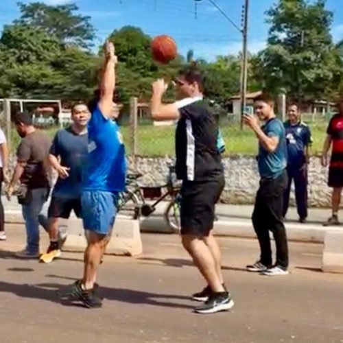 Orleans pausa agenda em Imperatriz para jogar basquete no meio da rua com populares