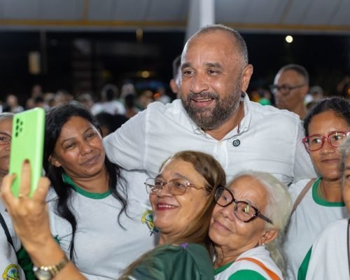Roberto Costa garante óculos de grau gratuitos para cerca de 1.000 alunos da EJA em Bacabal