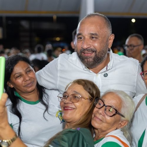 Roberto Costa garante óculos de grau gratuitos para cerca de 1.000 alunos da EJA em Bacabal