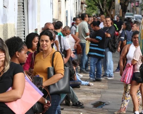 Brasil enfrenta novos desafios econômicos e pressiona debate sobre custo de vida