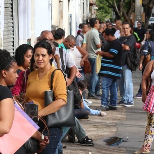 Brasil enfrenta novos desafios econômicos e pressiona debate sobre custo de vida