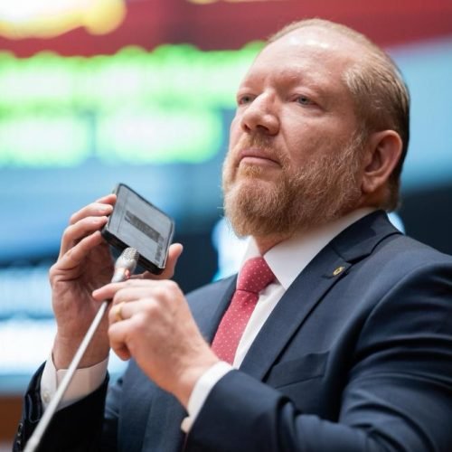 Piada no Parlamento Estadual: Othelino quer ser líder de Iracema na marra